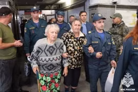People are supported to evacuate from conflict areas in Russia's Kursk. (Photo: Getty Images/VNA)