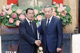 President To Lam (R) receives President of the Cambodian People's Party and President of the Senate Hun Sen on July 25, 2024. (Photo: VNA)