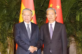 Party General Secretary and President To Lam (L) and Chairman of the Standing Committee of the National People's Congress of China Zhao Leji (Photo: VNA)