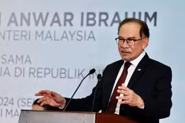 Malaysian Prime Minister Datuk Seri Anwar Ibrahim delivers a speech during a gathering with the Malaysian diaspora in India at the multipurpose hall of the Malaysian High Commission in India on Aug 20, 2024. (Source: Bernama)