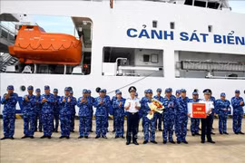 At a ceremony before the departure of Vessel CSB 8002 on July 31. (Photo: VNA)