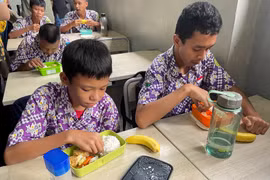 Indonesian students have free lunch at school. (Photo: Reuters)