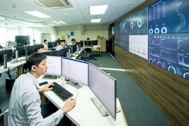 A VNPT engineer monitors systems to ensure the safety of networks serving customers. (Photo baotuyenquang.com.vn)