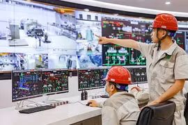 Workers at the Soc Son waste-to-energy plant, located in the Nam Son Waste Treatment Complex in Hanoi’ Soc Son district, operate the waste treatment process to generate electricity (Photo: VNA)