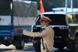 A policeman regulating the traffic in the southern gateway of Hanoi (Photo: VNA)