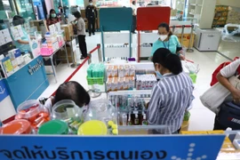 Customers buy medicine at a pharmacy in Bangkok. ( Photo: bangkokpost.com)