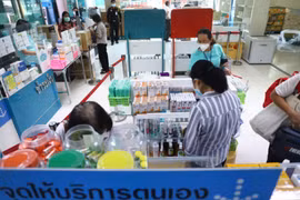 Customers buy medicine at a pharmacy in Bangkok. ( Photo: bangkokpost.com)