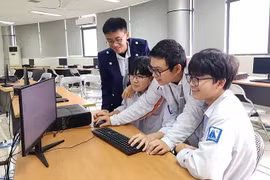Digital technologies have been used in a class of the Hanoi - Amsterdam High School for the Gifted. (Photo: nhandan.vn)