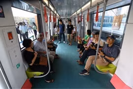 Passengers use the 8.5-km elevated section of the Nhon-Hanoi Station metro line in the first day of commercial operation on August 8. (Photo: VNA) 