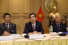 Vietnamese Ambassador to Thailand Pham Viet Hung (centre) and Chairman of Thai-Vietnamese Business Association Ho Van Lam (left) at the conference (Photo: VNA)