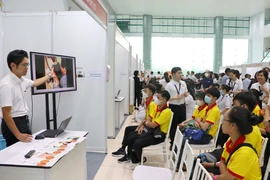 Niigata businesses give consultations to Vinh Long workers and students. (Photo: VNA)