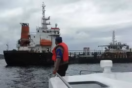 The tanker with 21 crew members aboard is sailing near Tepekong island in Candidasa waters and heading to Badas Sumbawa, West Nusa Tenggara province, when the accident happens. (Photo: maritime-executive.com)