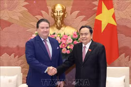 National Assembly (NA) Chairman Tran Thanh Man (right) and US Ambassador Marc Evans Knapper at their meeting in Hanoi on August 15. (Photo: VNA)