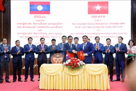 Dien Bien province and Laos' Luang Namtha sign a memorandum of understanding on cooperation at the sides' talks in Dien Bien Phu city on August 22. (Photo: VNA)