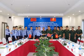 The two sides sign a memorandum of understanding at the talks (Photo: VNA)