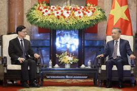 President To Lam (R) receives Chief Executive of China’s Hong Kong Special Administrative Region Lee Ka-chiu in Hanoi on August 1. (Photo: VNA)