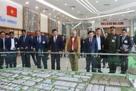 Timor-Leste President Jose Ramos-Horta (5th from right) visits the Vietnam-Singapore Industrial Park in the northern province of Bac Ninh on August 2. (Photo: VNA)