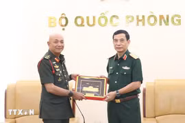 General Phan Van Giang (R), Minister of National Defence presents a souvenir to General Tan Sri Datuk Seri Mohammad bin Ab Rahman, Chief of Defence Forces of Malaysia in Hanoi on August 15 (Photo: VNA)