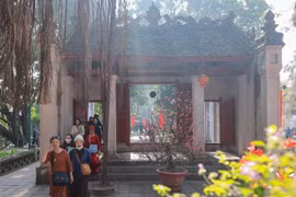 Many people visit Voi Phuc Temple on the third day of the Lunar New Year. (Photo: VNA)