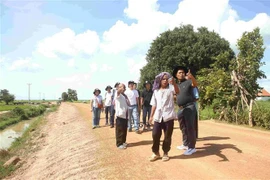 Members of the delegation meetband interview historical witnesses of the Pol Pot genocide regime at the Go Po Chey site in Kandeang district, Pursat province of Cambodia (Photo: VNA)