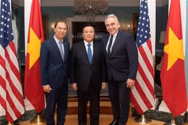Politburo member, Director of the Ho Chi Minh National Academy of Politics and Chairman of the Central Theory Council Nguyen Xuan Thang Thang (centre) and Vietnamese Ambassador to the US Nguyen Quoc Dung (left) at a meeting with Deputy Secretary of State Kurt Campbell (Photo: VNA)