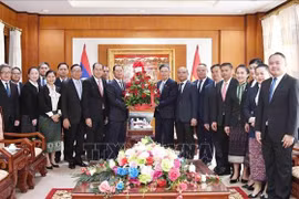 A delegation of the Lao Ministry of Foreign Affairs comes to the Vietnamese Embassy to congratulate Vietnam on the 79th anniversary of its National Day. (Photo: VNA)