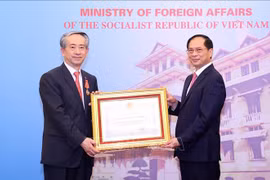 Deputy Prime Minister and Minister of Foreign Affairs Bui Thanh Son (right) presents Friendship Order of the Vietnamese State to Chinese Ambassador Xiong Bo (Photo: VNA)