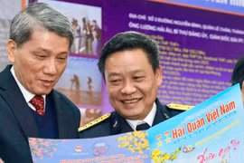 Colonel Nguyen Van Toan, Editor-in-Chief of the Hai Quan Viet Nam (Vietnam Navy) newspaper (R) is confident in the nation's comprehensive development. (Photo: VNA)