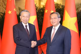 Vietnamese Party General Secretary and President To Lam (L) and Chinese Premier Li Qiang (Photo: VNA)