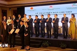 Prime Minister Pham Minh Chinh (2nd row, 7th from right), along with officials from Vietnam and India, witness the representatives of Hoang Lam Cosmetic Pharmaceutical Joint Stock Company and Stempeutics Research Pvt. Ltd. exchange their MoU for cooperation. (Photo: VNA)