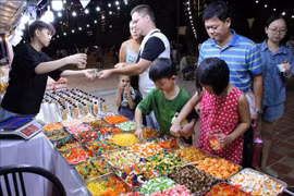 Local residents and tourist try Vietnamese and Korean foods. (Photo: VNA)