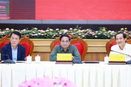 Prime Minister Pham Minh Chinh (right) at a working session with the Standing Board of the Lam Dong province's Party Committee (Photo: VNA)