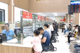 People come to Ha Long City Public Administration Centre to complete administrative procedures. (Photo: baoquangninh.vn)