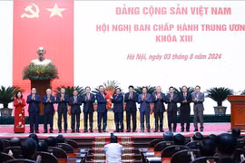 Politburo member and Prime Minister Pham Minh Chinh (seventh from right), on behalf of key leaders of the Party and State, presents flowers to congratulate President To Lam on being elected as General Secretary of the 13th Communist Party of Vietnam Central Committee (Photo: VNA).