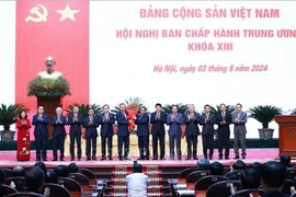 Politburo member and Prime Minister Pham Minh Chinh (seventh from right), on behalf of key leaders of the Party and State, presents flowers to congratulate President To Lam on being elected as General Secretary of the 13th Communist Party of Vietnam Central Committee (Photo: VNA).