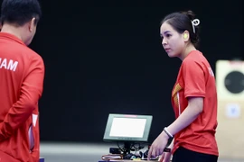 Trinh Thu Vinh (right) talks with her coach Park Chung Gun during her 10m air pistol event at the Paris Olympics. (Photo: VNA)