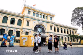 Tourists visit the Ho Chi Minh City Central Post Office. (Photo: VNA)