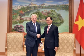Deputy Prime Minister and Minister of Foreign Affairs Bui Thanh Son (right) and Chilean Minister of Foreign Affairs Alberto Van Klaveren (Photo: Ministry of Foreign Affairs)