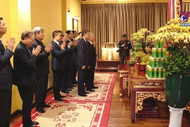 Party leader offers incense at Thang Long Imperial Citadel