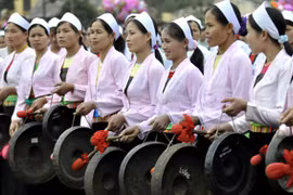 Muong ethnic people working to preserve traditional musical instrument