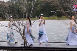 Ao dai fashion show on lake impresses spectators