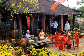 Vietnamese family tradition in Lunar New Year festival