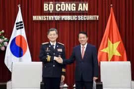 Minister of Public Security Senior Lieutenant General Luong Tam Quang (R) and Commissioner General of the Korean National Police Agency (KNPA) Cho Ji-ho at their talks in Hanoi (Photo: VNA)
