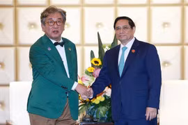 Prime Minister Pham Minh Chinh (R) and Kim Sang-hyup, Co-Chairperson of the Presidential Commission on Carbon Neutrality and Green Growth of the Republic of Korea at their meeting in Dalian on June 25 (Photo: VNA)