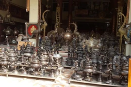 Dai Bai bronze-makers keep fires burning