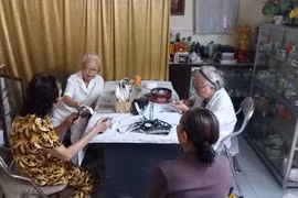 Doctors treat patients for free at clinic in Hanoi