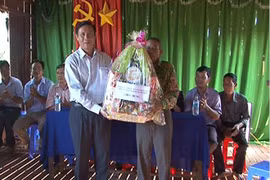 Gifts to Khmer residents in Soc Trang ahead of Sene Dolta festival