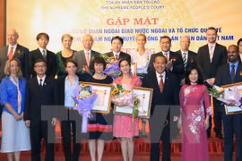 Int’l organisations awarded with Vietnam’s court insignia