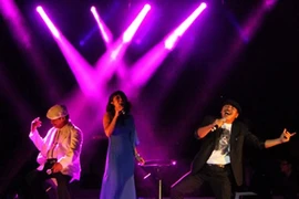 Family trio sings of life in Hanoi