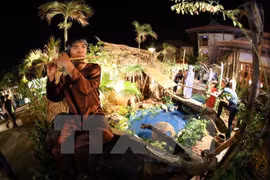 Ethnic culture village holds market of traditional delicacies